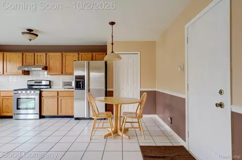 Kitchen - 416 Oakgrove Ct, Clawson, MI 48017 photo 3 of 6