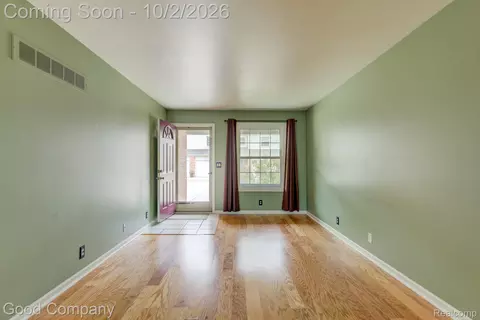 Living - 416 Oakgrove Ct, Clawson, MI 48017 photo 2 of 2