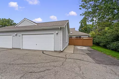 9487 Marina Dr, White Lake, MI 48386