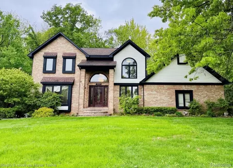 5997 Christina Dr, West Bloomfield, MI 48324