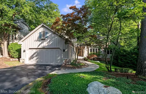 4904 Woodcliff Hill Rd N, West Bloomfield, MI 48323