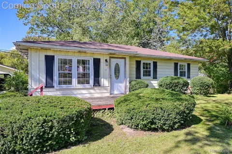 207 East Rd, Holly, MI 48442
