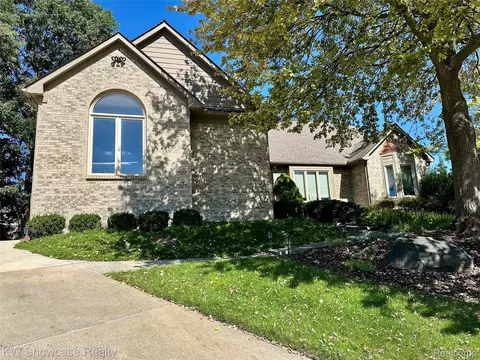 650 Plainfield Dr, White Lake, MI 48386