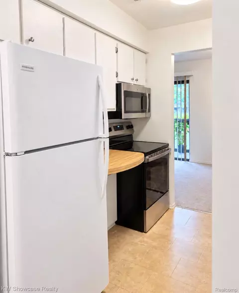 30028 W 12 Mile Rd #32, Farmington Hills, MI 48334