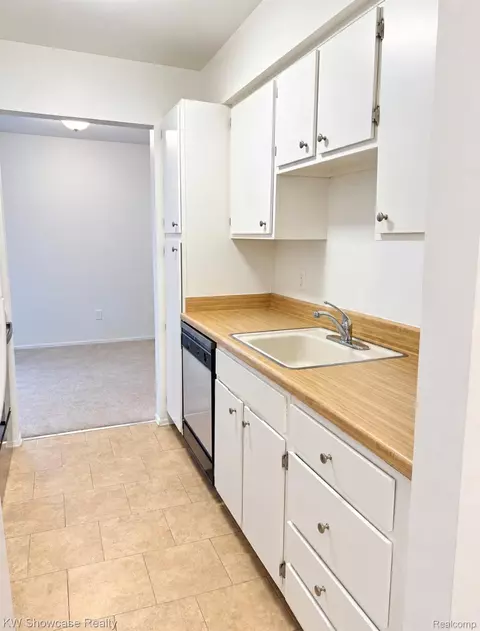 30028 W 12 Mile Rd #32, Farmington Hills, MI 48334