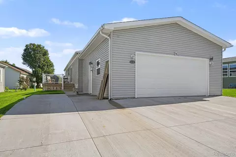 16125 Suffolk Dr, Holly, MI 48442