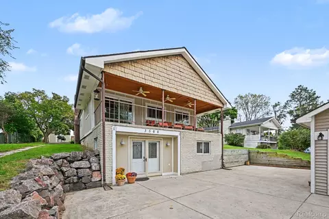 3566 Lotus Dr, Waterford, MI 48329