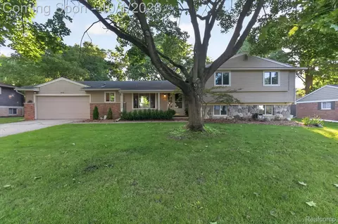 4035 Iverness Ln, West Bloomfield, MI 48323