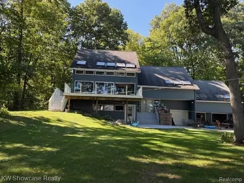10695 Oxbow Lakeshore Dr, White Lake, MI 48386