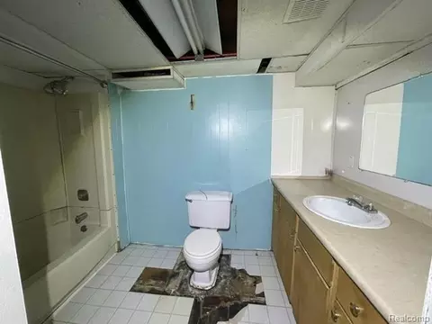 Bath - 29451 Steinhauer St, Inkster, MI 48141 photo 2 of 2
