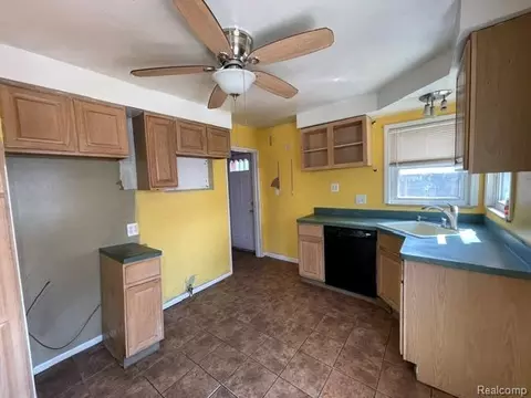 Kitchen - 29451 Steinhauer St, Inkster, MI 48141 photo 2 of 2