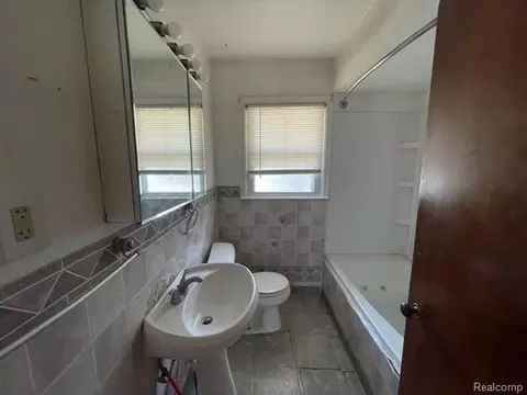 Bath - 29451 Steinhauer St, Inkster, MI 48141 photo 1 of 2