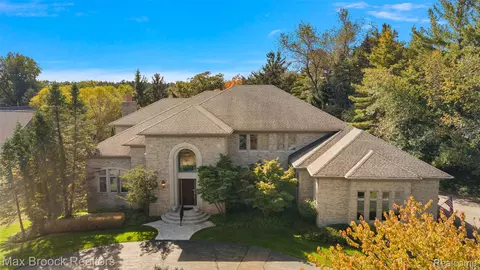 4693 W Wickford, Bloomfield Township, MI 48302