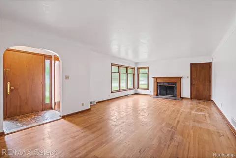 Living - 2219 Copeman Blvd, Flint, MI 48504 photo 2 of 5