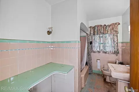 Bath - 2219 Copeman Blvd, Flint, MI 48504 photo 2 of 2
