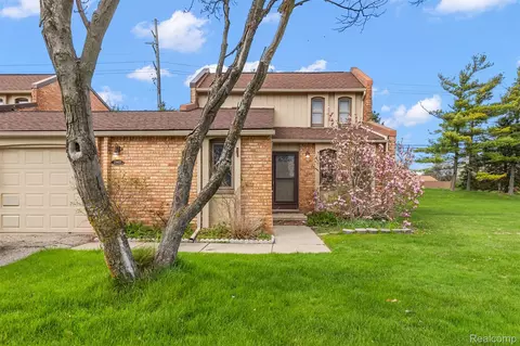 2905 Moon Lake Dr, West Bloomfield, MI 48323