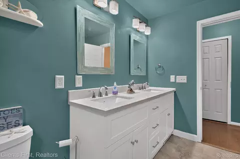 Bath - 2912 Tanglewood Dr, Wayne, MI 48184 photo 4 of 5