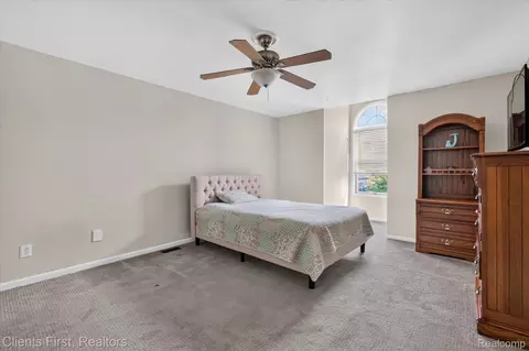 Bedroom - 2912 Tanglewood Dr, Wayne, MI 48184 photo 5 of 11