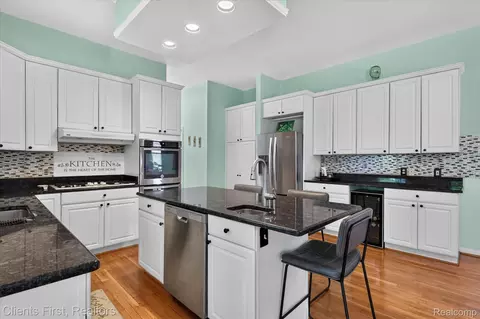 Kitchen - 2912 Tanglewood Dr, Wayne, MI 48184 photo 3 of 4