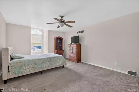 Bedroom - 2912 Tanglewood Dr, Wayne, MI 48184 photo 4 of 11