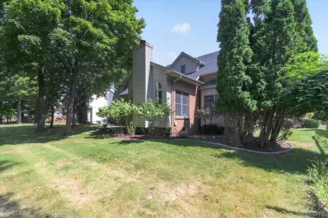 Exterior - 2912 Tanglewood Dr, Wayne, MI 48184 photo 6 of 7