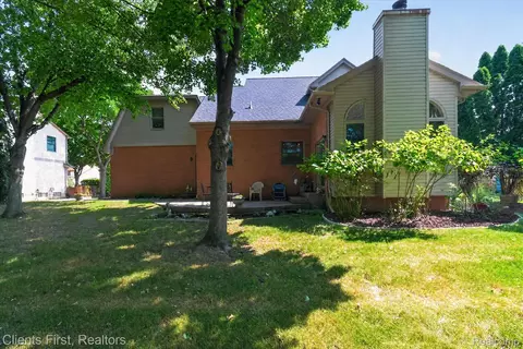 Exterior - 2912 Tanglewood Dr, Wayne, MI 48184 photo 5 of 7