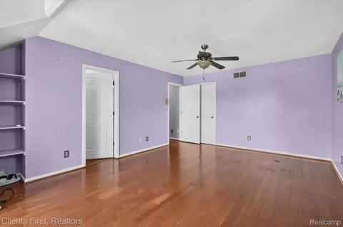 Bedroom - 2912 Tanglewood Dr, Wayne, MI 48184 photo 11 of 11