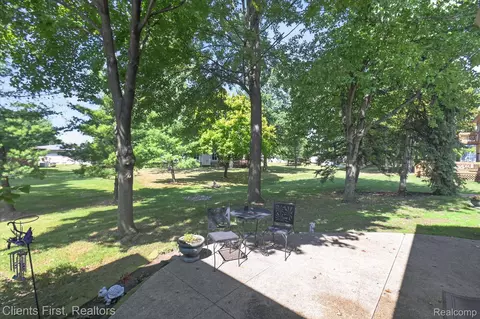Exterior - 2912 Tanglewood Dr, Wayne, MI 48184 photo 4 of 7