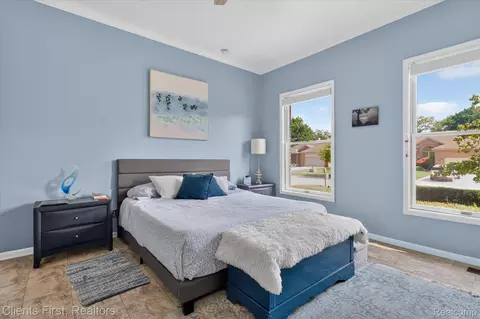 Bedroom - 2912 Tanglewood Dr, Wayne, MI 48184 photo 1 of 11