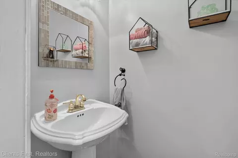 Bath - 2912 Tanglewood Dr, Wayne, MI 48184 photo 1 of 5