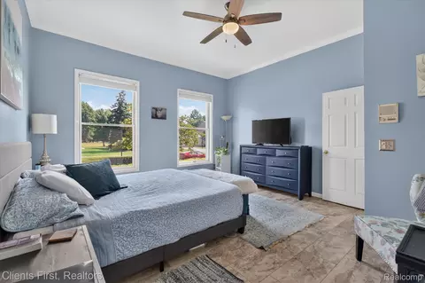 Bedroom - 2912 Tanglewood Dr, Wayne, MI 48184 photo 2 of 11