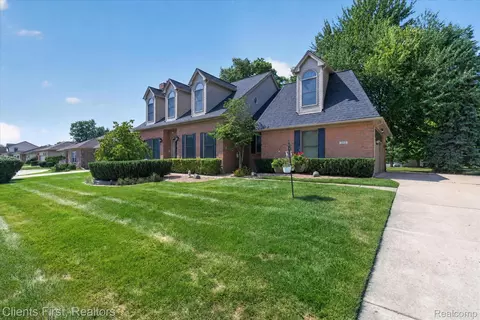 Exterior - 2912 Tanglewood Dr, Wayne, MI 48184 photo 2 of 7