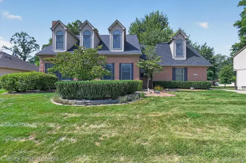 Exterior - 2912 Tanglewood Dr, Wayne, MI 48184 photo 3 of 7