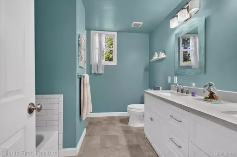 Bath - 2912 Tanglewood Dr, Wayne, MI 48184 photo 3 of 5