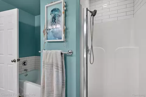 Bath - 2912 Tanglewood Dr, Wayne, MI 48184 photo 5 of 5