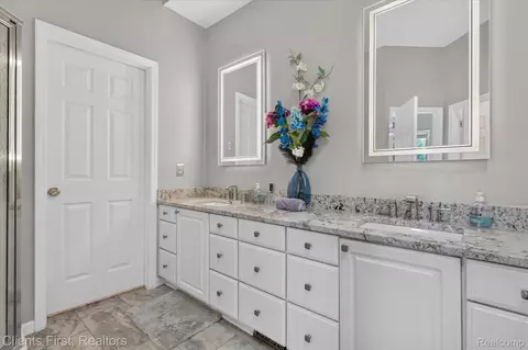 Bath - 2912 Tanglewood Dr, Wayne, MI 48184 photo 2 of 5