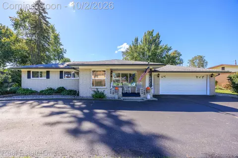 6056 Pinetree Dr, Shelby Township, MI 48316