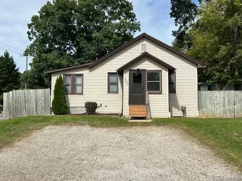5490 Sarvis Dr N, Waterford, MI 48327
