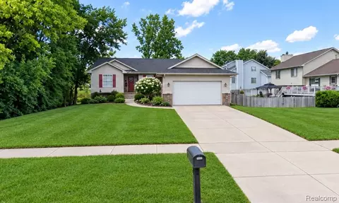 2830 Bayberry Dr, Waterford, MI 48329