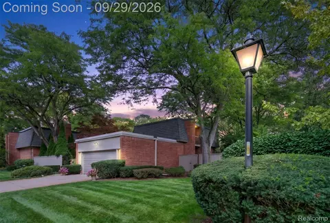 1043 Stratford Ln, Bloomfield Hills, MI 48304