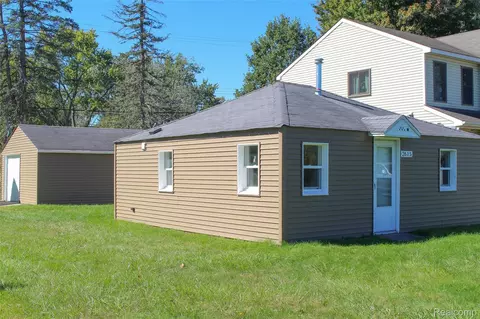 2615 Watkins Lake Rd, Waterford, MI 48328