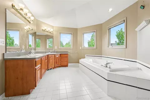 Bath - 21257 Gentry Dr, Macomb, MI 48044 photo 2 of 4