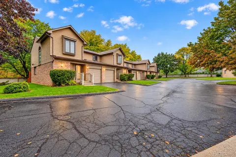 18688 W 13 Mile Rd #5, Beverly Hills, MI 48025