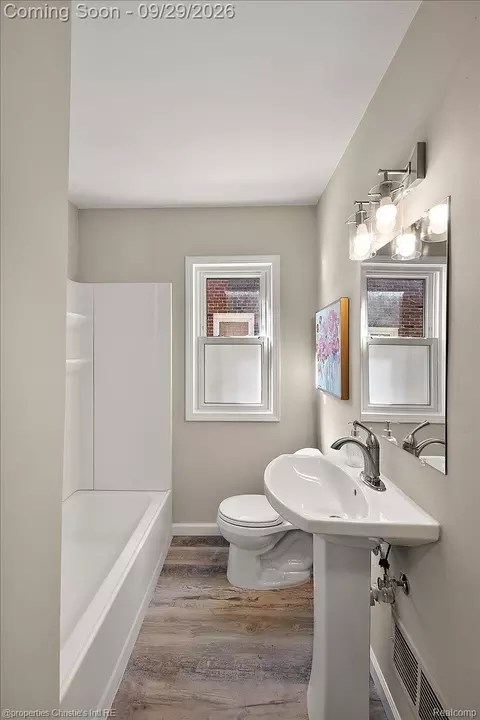 Bath - 1544 Hampton Rd, Grosse Pointe Woods, MI 48236 photo 1 of 3