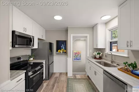 Kitchen - 1544 Hampton Rd, Grosse Pointe Woods, MI 48236 photo 3 of 3