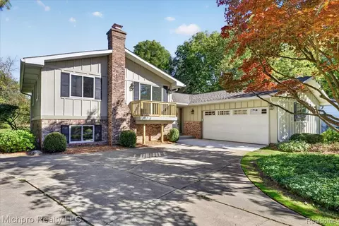 660 Gail Ct, Oxford, MI 48371