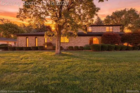 38670 Santa Barbara St, Clinton Township, MI 48036