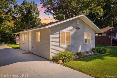 851 Woodlawn Dr, Deerfield, MI 48421
