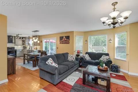 Living - 804 Star Dr, Davison, MI 48423 photo 2 of 3
