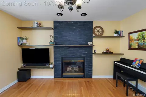Living - 804 Star Dr, Davison, MI 48423 photo 3 of 3